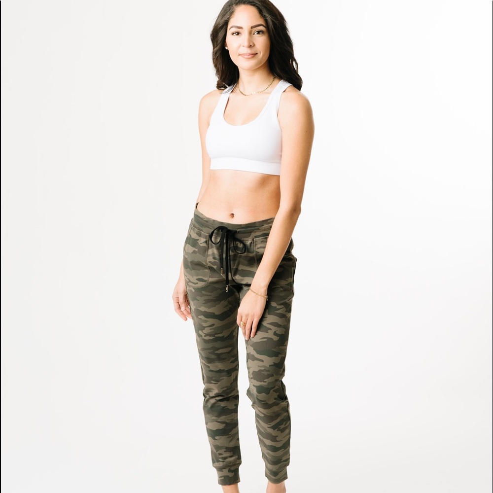 ZYIA ACTIVE UNWIND CAMO JOGGER PANTS Size XL, excellent used condition.